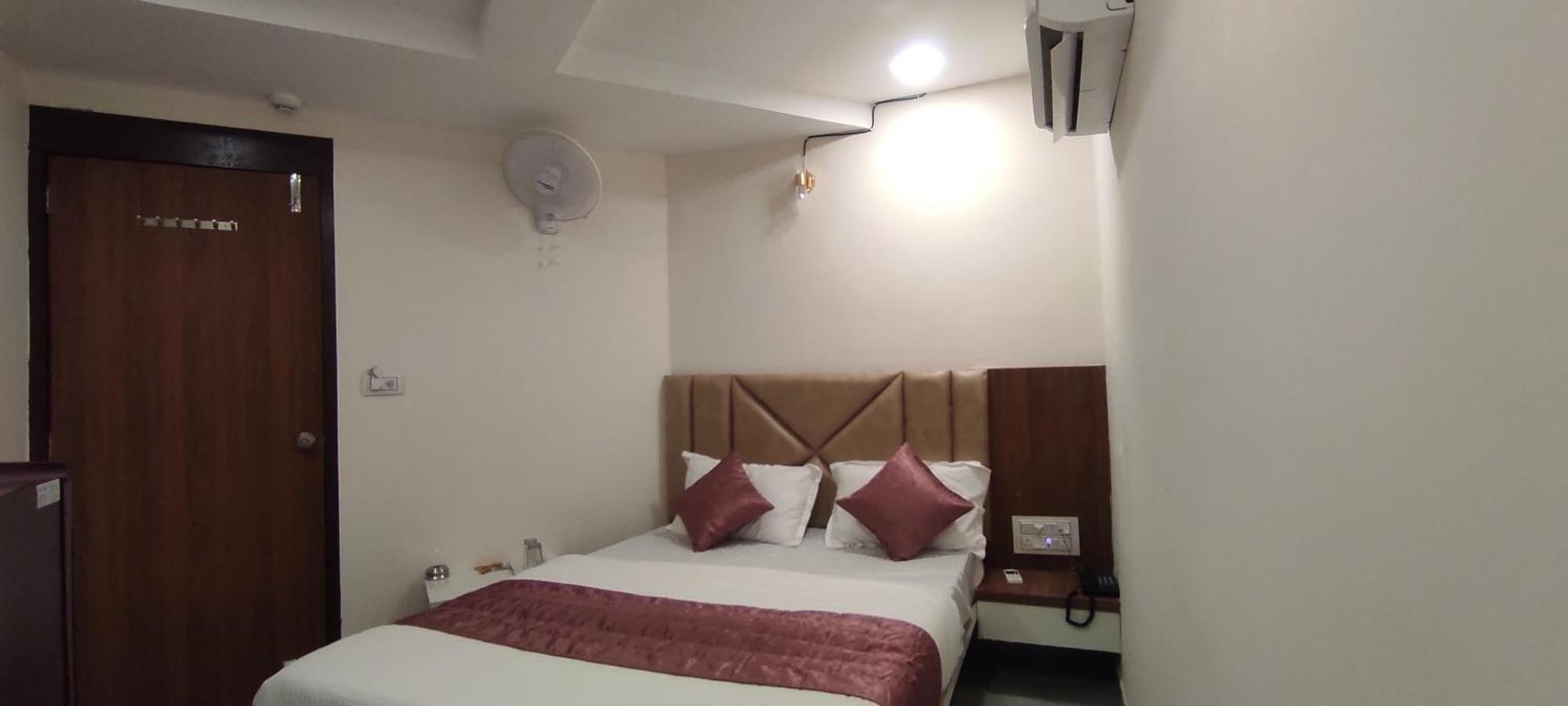Hotel Earth Inn, Subhash Bridge, Rto Circle, Ahmedabad Ngoại thất bức ảnh