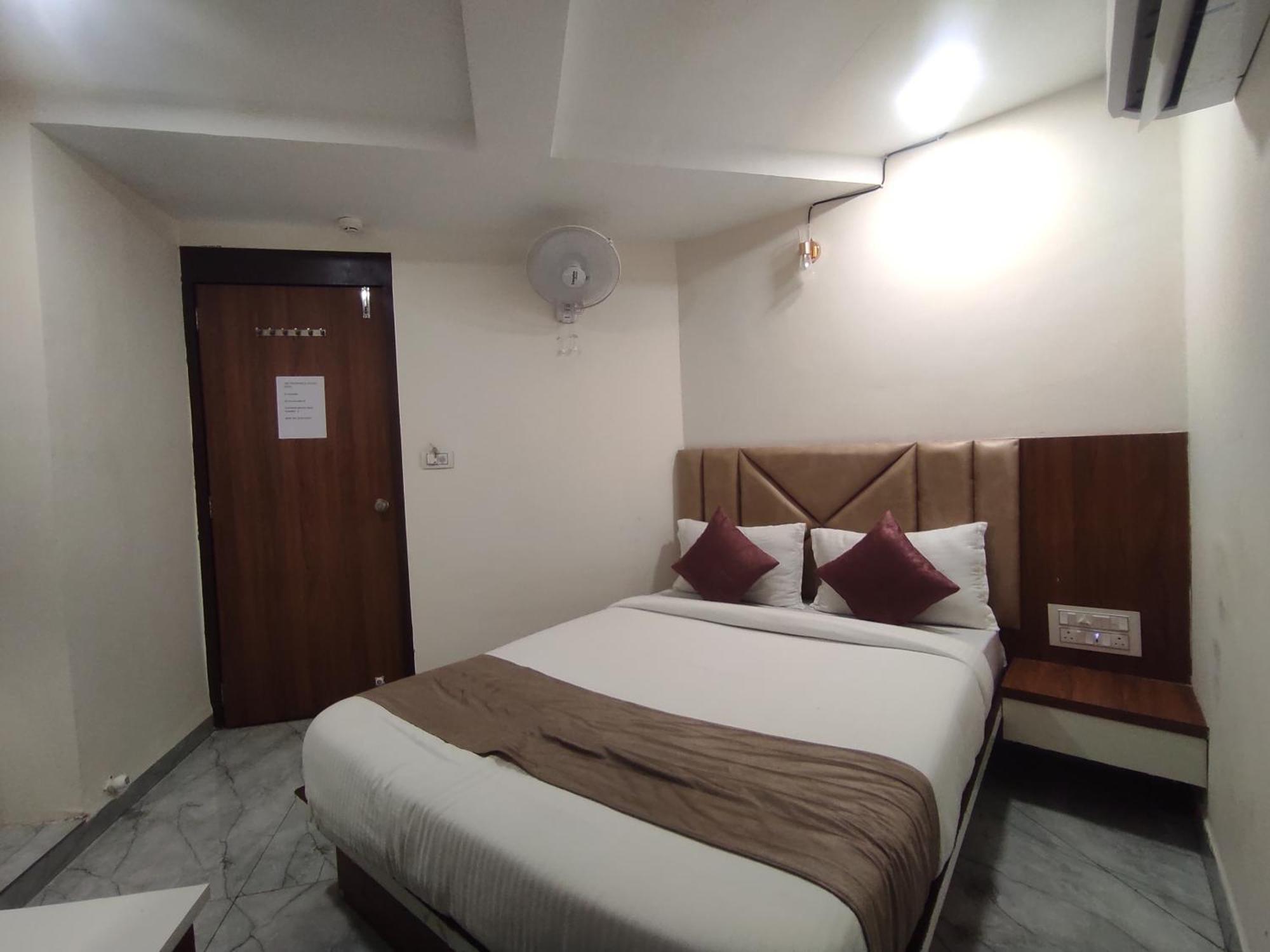 Hotel Earth Inn, Subhash Bridge, Rto Circle, Ahmedabad Ngoại thất bức ảnh
