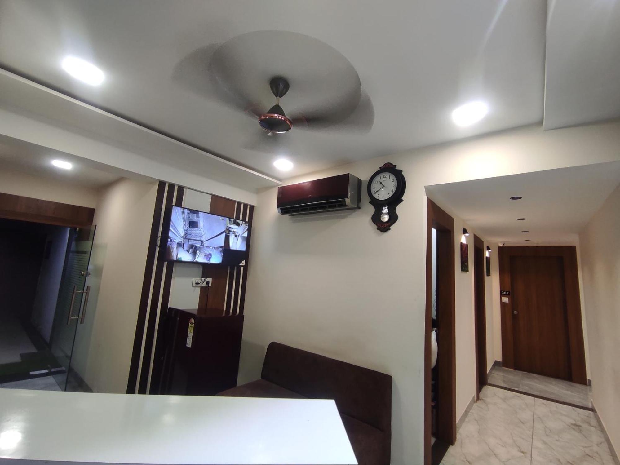 Hotel Earth Inn, Subhash Bridge, Rto Circle, Ahmedabad Ngoại thất bức ảnh