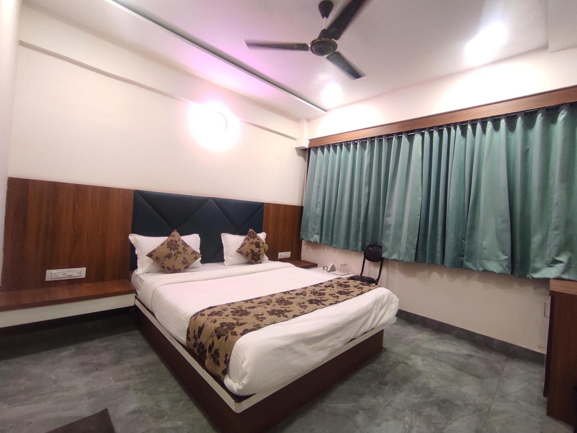 Hotel Earth Inn, Subhash Bridge, Rto Circle, Ahmedabad Ngoại thất bức ảnh